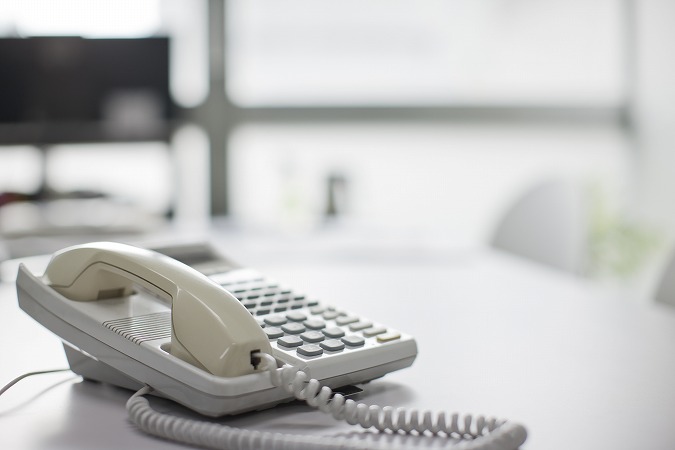白い固定電話